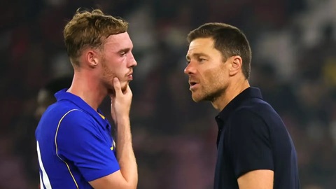 Xabi Alonso thách thức Cole Palmer trước đại chiến với MU
